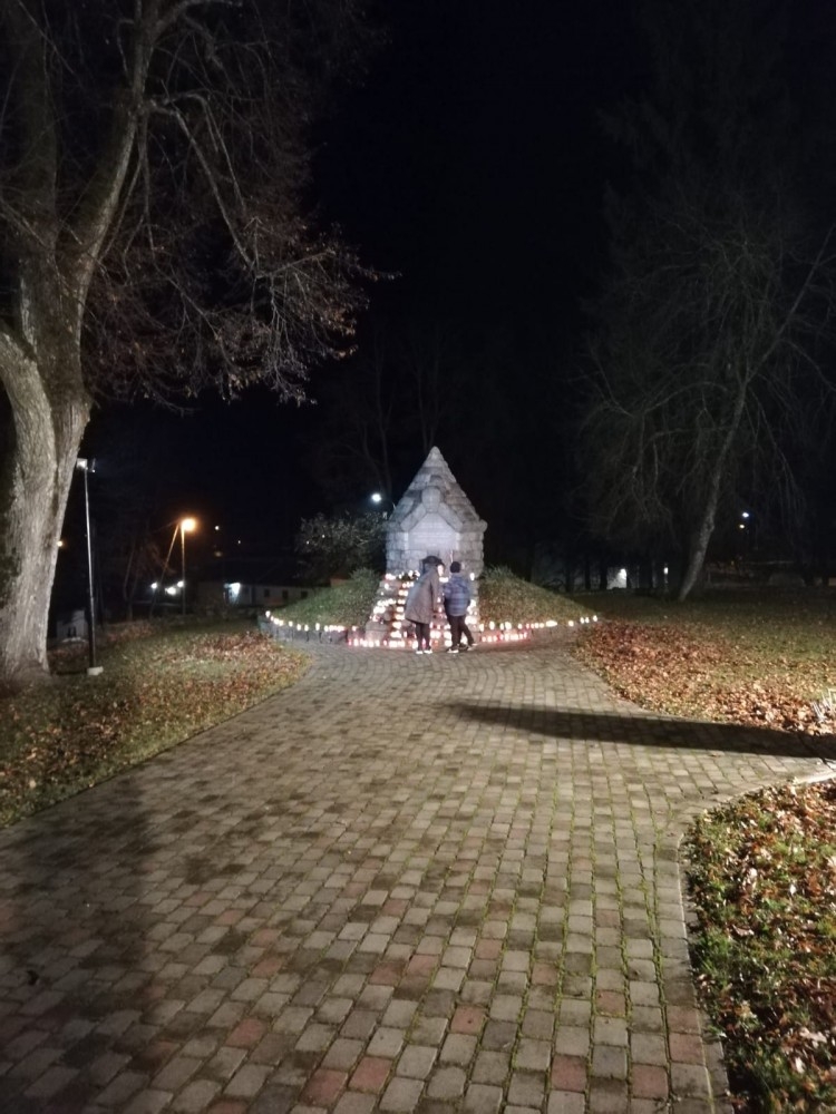 Limbažos, aizdedzot svecītes, godina Latvijas brīvības cīnītājus