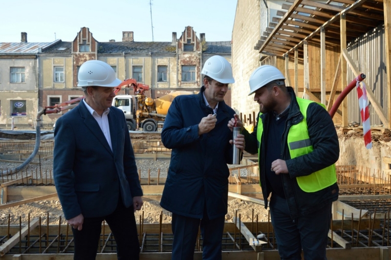 Topošās Sociālo pakalpojumu centra ēkas pamatos iemūrēta kapsula ar vēstījumu nākamajām paaudzēm