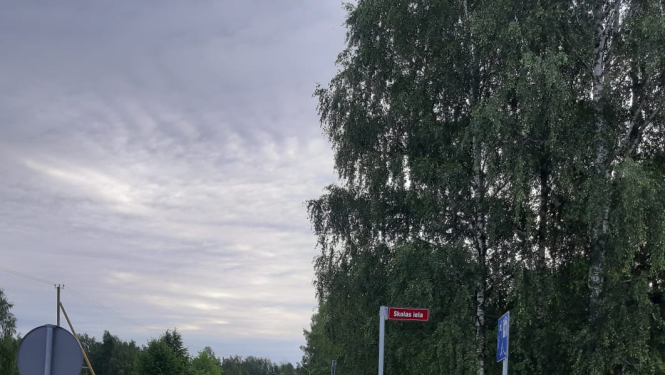 Lai paaugstinātu gājēju drošību, Limbažu novada pašvaldība noslēgusi līgumu par gājēju celiņa izbūvi Lādezerā gar valsts autoceļu V129