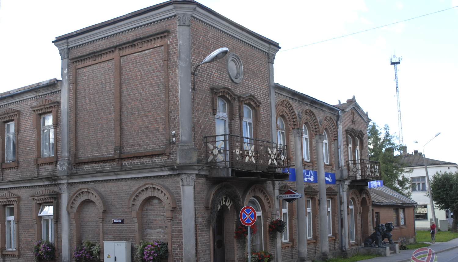 Limbažu novada pašvaldības organizētā projektu konkursa “Limbažu vēsturiskā centra ēku fasāžu un jumtu renovācija 2021” ietvaros ēku īpašnieki turpina sakārtot vēsturisko centru