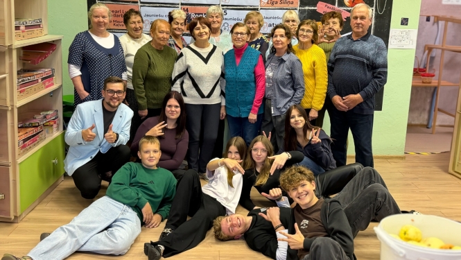 Alojas seniori un jaunieši