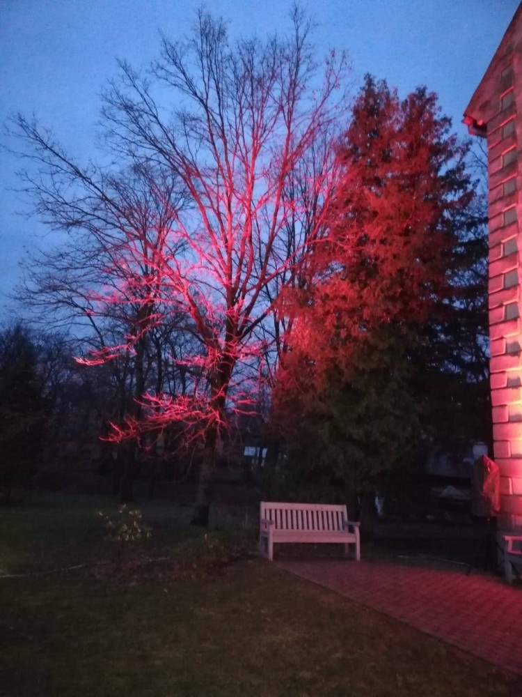 Limbažos, aizdedzot svecītes, godina Latvijas brīvības cīnītājus