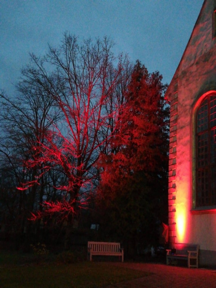 Limbažos, aizdedzot svecītes, godina Latvijas brīvības cīnītājus