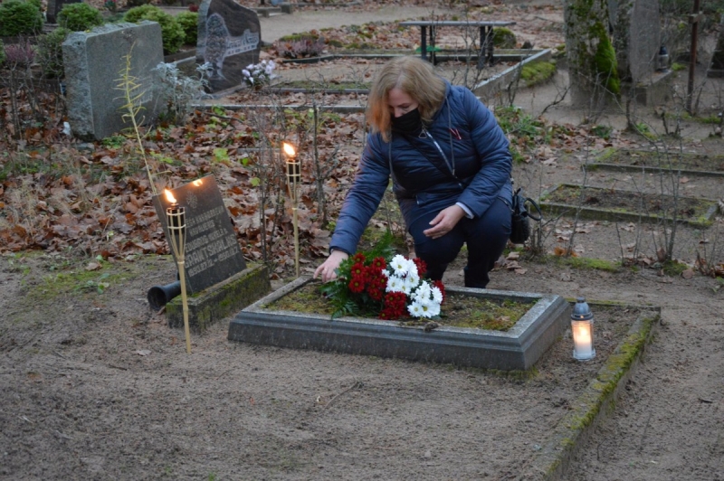 Limbažos, aizdedzot svecītes, godina Latvijas brīvības cīnītājus