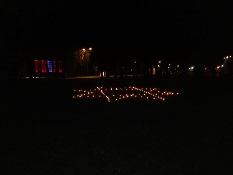 Limbažos, aizdedzot svecītes, godina Latvijas brīvības cīnītājus