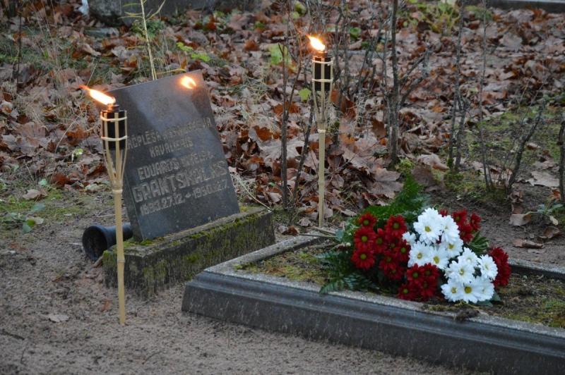 Limbažos, aizdedzot svecītes, godina Latvijas brīvības cīnītājus