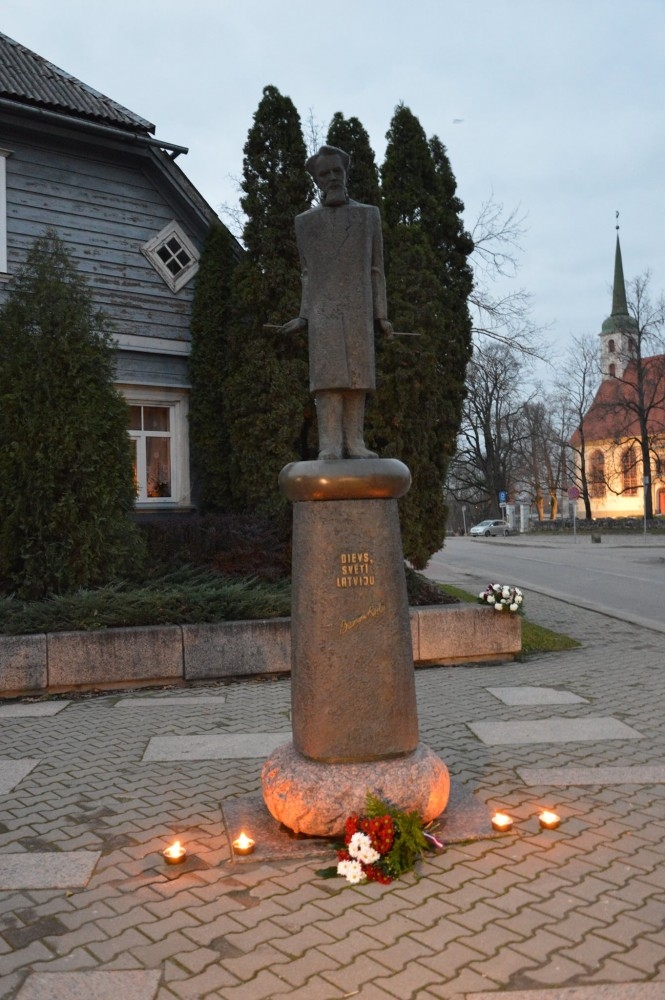 Limbažos, aizdedzot svecītes, godina Latvijas brīvības cīnītājus