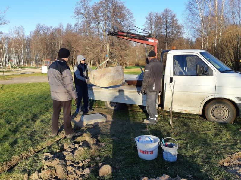 Pie Limbažu Lielezera uzstādīts “Limbažu Lielezera dabas takas” saules pulkstenis