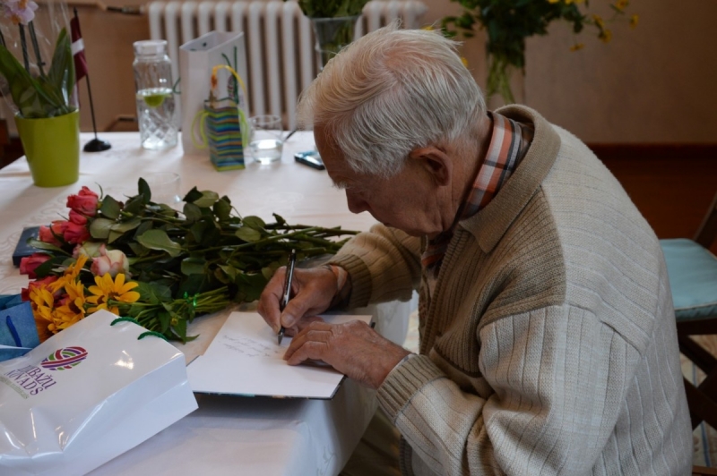 Aleksandrs Kalvāns Jaunlādes muižā prezentē savu jaunāko grāmatu “Drosme darīt”