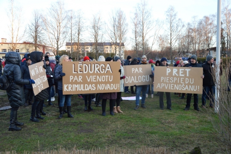 Aprit gads kopš piketa, kurā iedzīvotāji iebilda iecerei dalīt Limbažu un Krimuldas novadu teritorijas