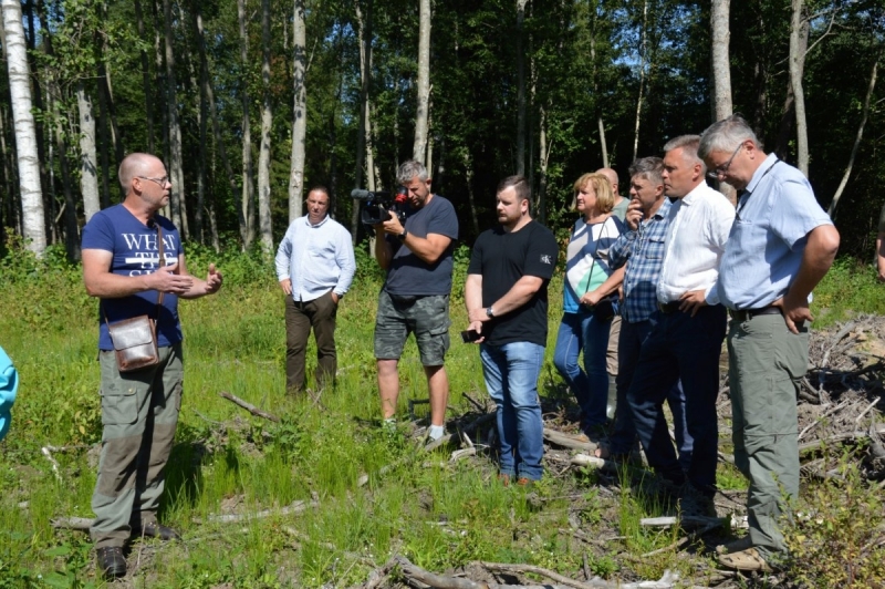 Gatis Lācis no Limbažu novada konkursā “Sakoptākais mežs” saņem “Zelta čiekuru”