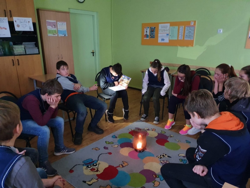 Lādezera pamatskolas bērni iesaistās Ziemeļvalstu bibliotēku nedēļas lasījumos