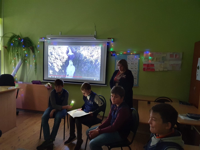 Lādezera pamatskolas bērni iesaistās Ziemeļvalstu bibliotēku nedēļas lasījumos
