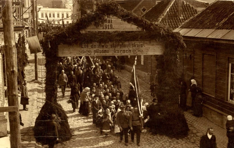 P.Stučkas valdības atbalstītāji 1919. 1.maijā Limbažos, Jūras ielā. 