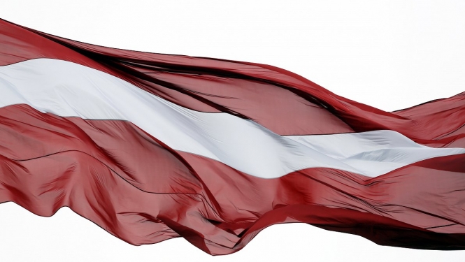Latvijas karogs plivo