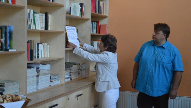 Limbažu autoostā atklāts atvērtais grāmatu plaukts "Grāmata katram"