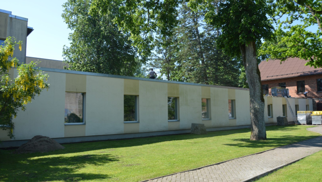 Umurgas pamatskolā veic sporta zāles pieguļošo telpu remontu