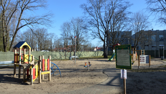Limbažu novada pašvaldība atjauno bērnu rotaļu laukumu Vienības parkā