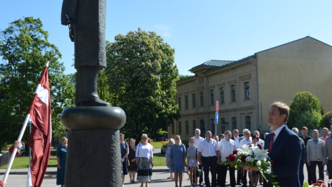 Limbažos piemin Latvijas valsts himnas simto gadadienu +FOTO