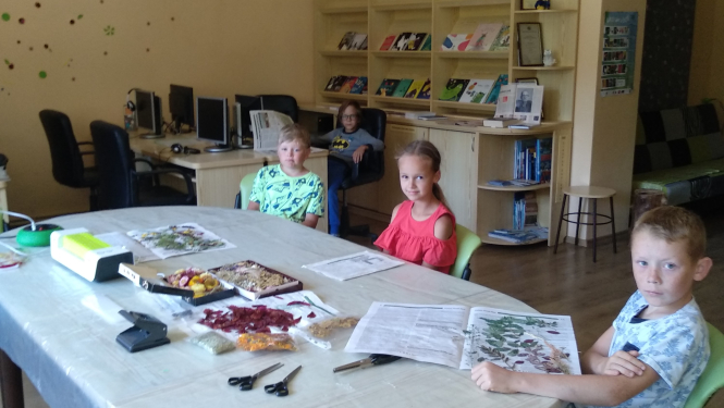 Lādezera bibliotēkā notikusi radošā darbnīca - grāmatzīmju veidošana