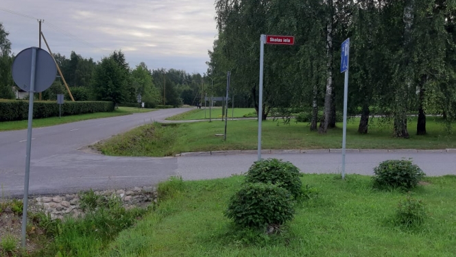 Lai paaugstinātu gājēju drošību, Limbažu novada pašvaldība noslēgusi līgumu par gājēju celiņa izbūvi Lādezerā gar valsts autoceļu V129