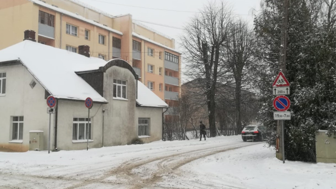 Limbažos uz vairākām ielām noteikti ierobežojumi automašīnu novietošanai