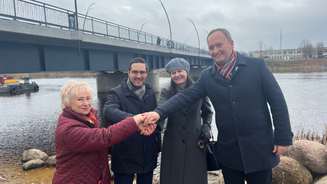 Cilvēki, sadotas rokas