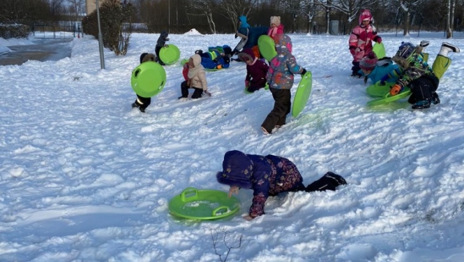 PII "Aģupīte" bērni baudīja ziemas priekus ikgadējā Sniega dienā