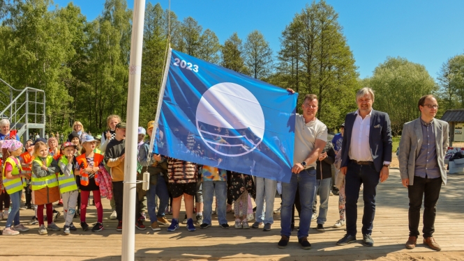 Limbažu novada Lielezera peldvietā pacelts Zilais Karogs