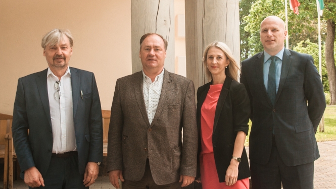 No kreisās: Dagnis Straubergs, Guntis Gladkins, Inese Suija-Markova, Gints Sīviņš Foto: Vidzemes plānošanas reģions