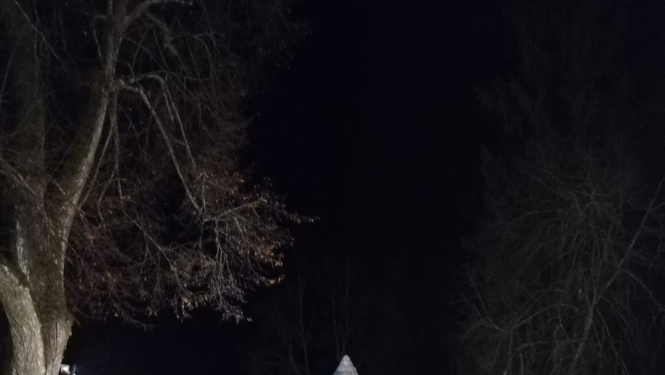 Limbažos, aizdedzot svecītes, godina Latvijas brīvības cīnītājus