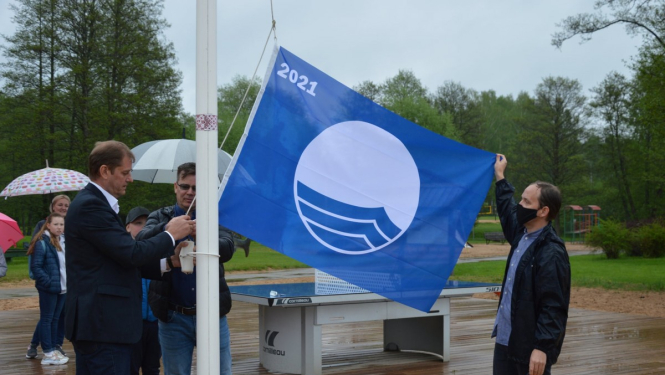 Limbažu Lielezera pludmalē pacelts Zilais karogs!