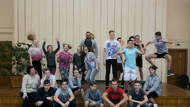 Limbažu novada ģimnāzijas 7. klašu skolēni ar režisoru Mārtiņu Eihi diskutē par sapņu īstenošanu