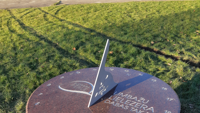 Pie Limbažu Lielezera uzstādīts “Limbažu Lielezera dabas takas” saules pulkstenis