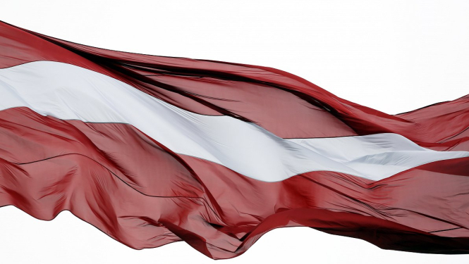 Latvijas karogs plivo