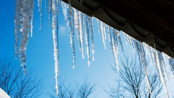 Aicinām ēku īpašniekus un apsaimniekotājus parūpēties par savlaicīgu sniega un lāsteku notīrīšanu no ēku jumtiem