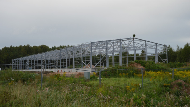 Ražošanas ēkas Meliorācijas ielā 14 jumta korē pacelts spāru svētku vainags