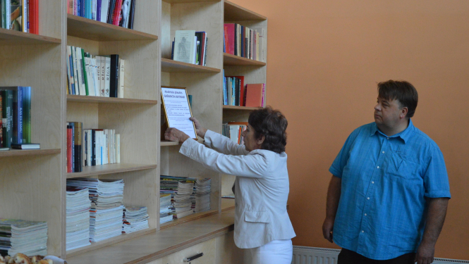 Limbažu autoostā atklāts atvērtais grāmatu plaukts "Grāmata katram"