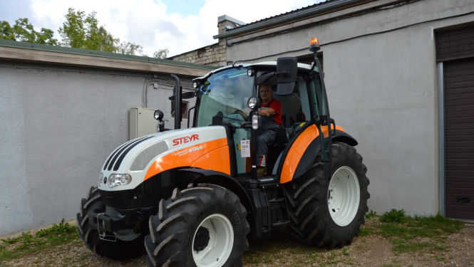 Limbažu novada pašvaldība iegādājusies jaunu traktoru Limbažu pilsētas teritorijas uzkopšanai