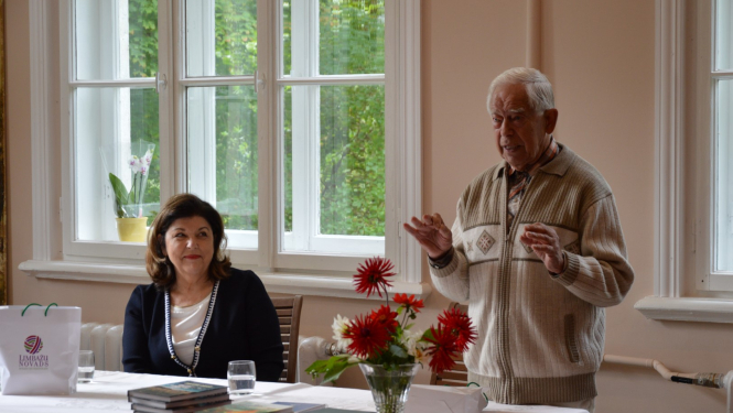 Aleksandrs Kalvāns Jaunlādes muižā prezentē savu jaunāko grāmatu “Drosme darīt”