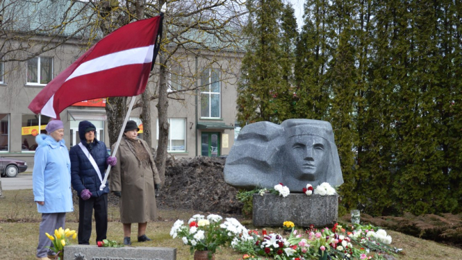 25.martā ziedus pie Komunistiskā genocīdu upuru atceres un piemiņas vietām aicinām nolikt individuāli