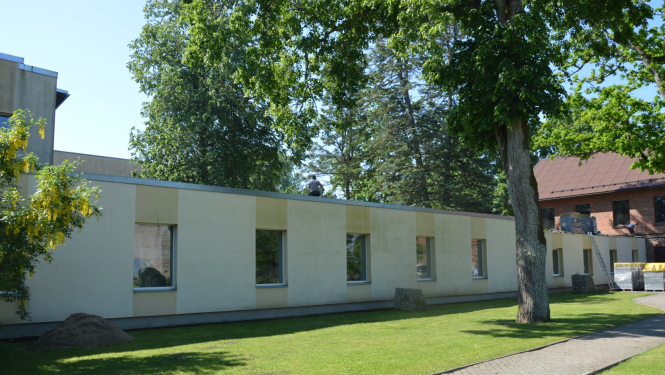 Umurgas pamatskolā veic sporta zāles pieguļošo telpu remontu