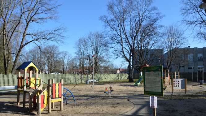 Limbažu novada pašvaldība atjauno bērnu rotaļu laukumu Vienības parkā