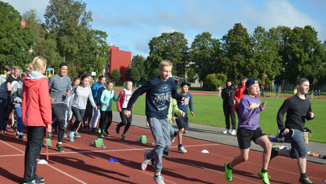 Limbažos pamatskolēni sporto, izzina un priecājas Fizisko aktivitāšu dienā