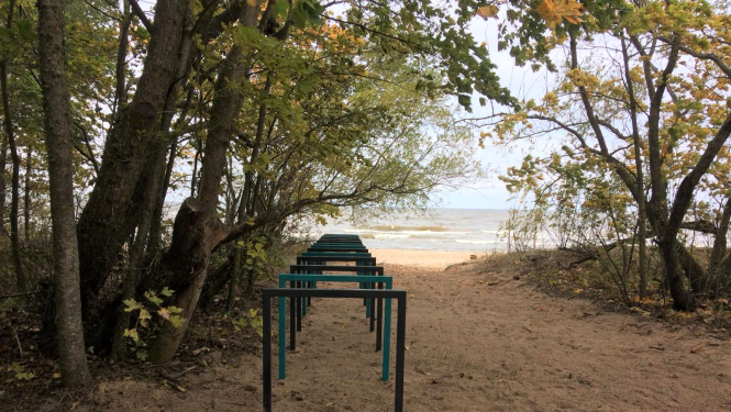 “Vārzu” publiskās pludmales zonā Skultes pagastā uzstādīti statīvi velosipēdu novietošanai