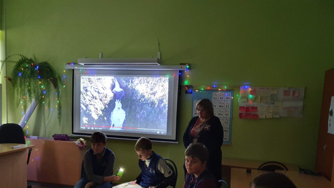 Lādezera pamatskolas bērni iesaistās Ziemeļvalstu bibliotēku nedēļas lasījumos