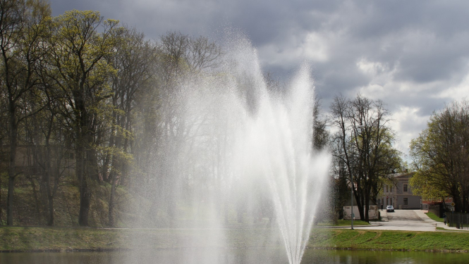 Limbažos atklāj jaunu vides objektu “Mazezera strūklaka”