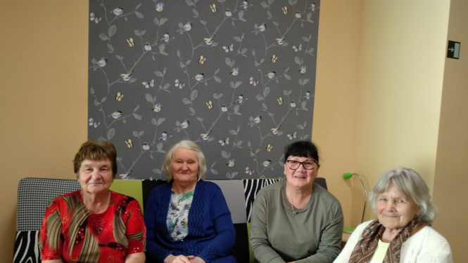 Lādezera bibliotēkā iepazīst dekupāžas tehniku