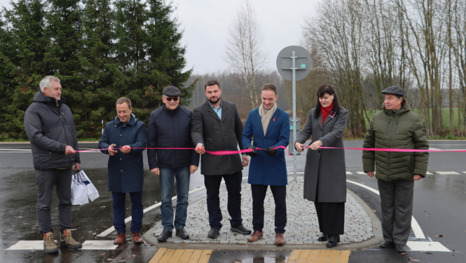 cilvēki, lentas griešana