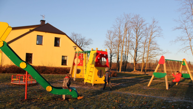 Pie sabiedriskā centra ,,Lādes Vītoli’’ izveidots bērnu rotaļu laukums